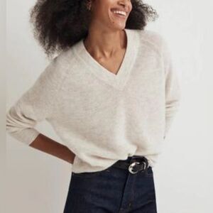 ASOS Vero Moda V-Neck Fuzzy Sweater Oatmeal Women’s Medium Preppy Classic Soft